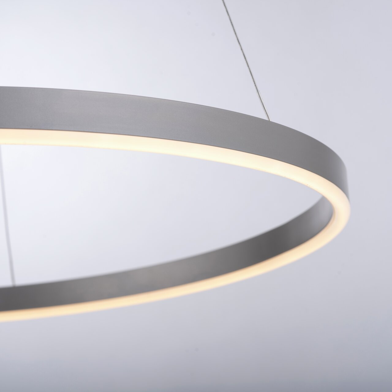 Moderne Pendelleuchte RITUS in Ringform, seitliche Perspektive