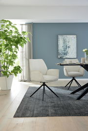 Moderner Armlehnstuhl in einem stilvollen Esszimmer, seitliche Perspektive