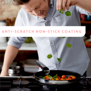 Mann kocht mit einer Pfanne auf einem Herd, von oben betrachtet, mit Anti-Kratz Antihaftbeschichtung.