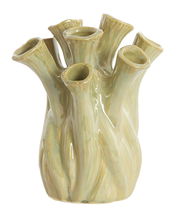 Keramikvase mit mehreren röhrenförmigen Öffnungen, in einem organischen, verdrehten Design, aus einer leicht glänzenden, hellgrünen Glasur. Perspektive: Frontalansicht.