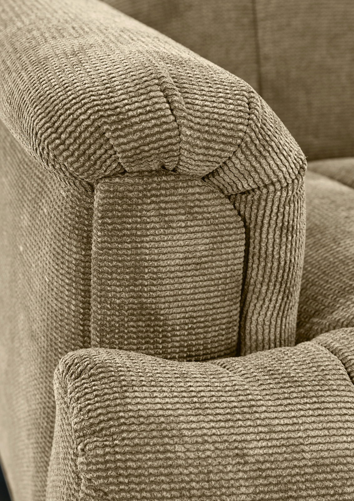Nahaufnahme einer beigen, strukturierten Polsterung einer 2er-Sitzbank, Perspektive von der Armlehne.