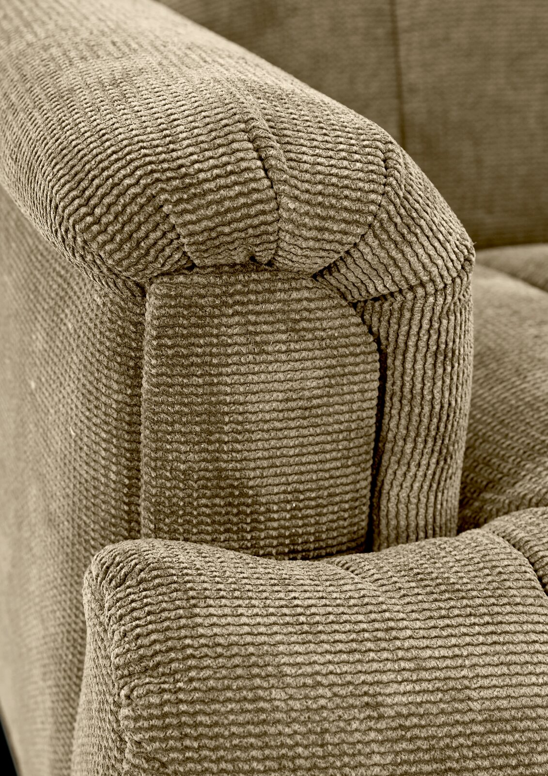 Nahaufnahme einer beigen, strukturierten Polsterung einer 2er-Sitzbank, Perspektive von der Armlehne.