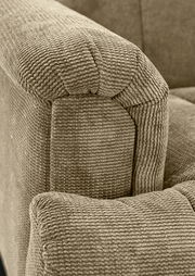 Nahaufnahme einer beigen, strukturierten Polsterung einer 2er-Sitzbank, Perspektive von der Armlehne.