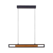 Moderne langwerpige hanglamp met zwart metalen frame, warme geïntegreerde ledverlichting en een decoratief houten element, recht van voren afgebeeld.