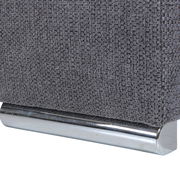 Nahaufnahme eines grauen Stoffsofas mit metallischem Fuß, seitliche Perspektive