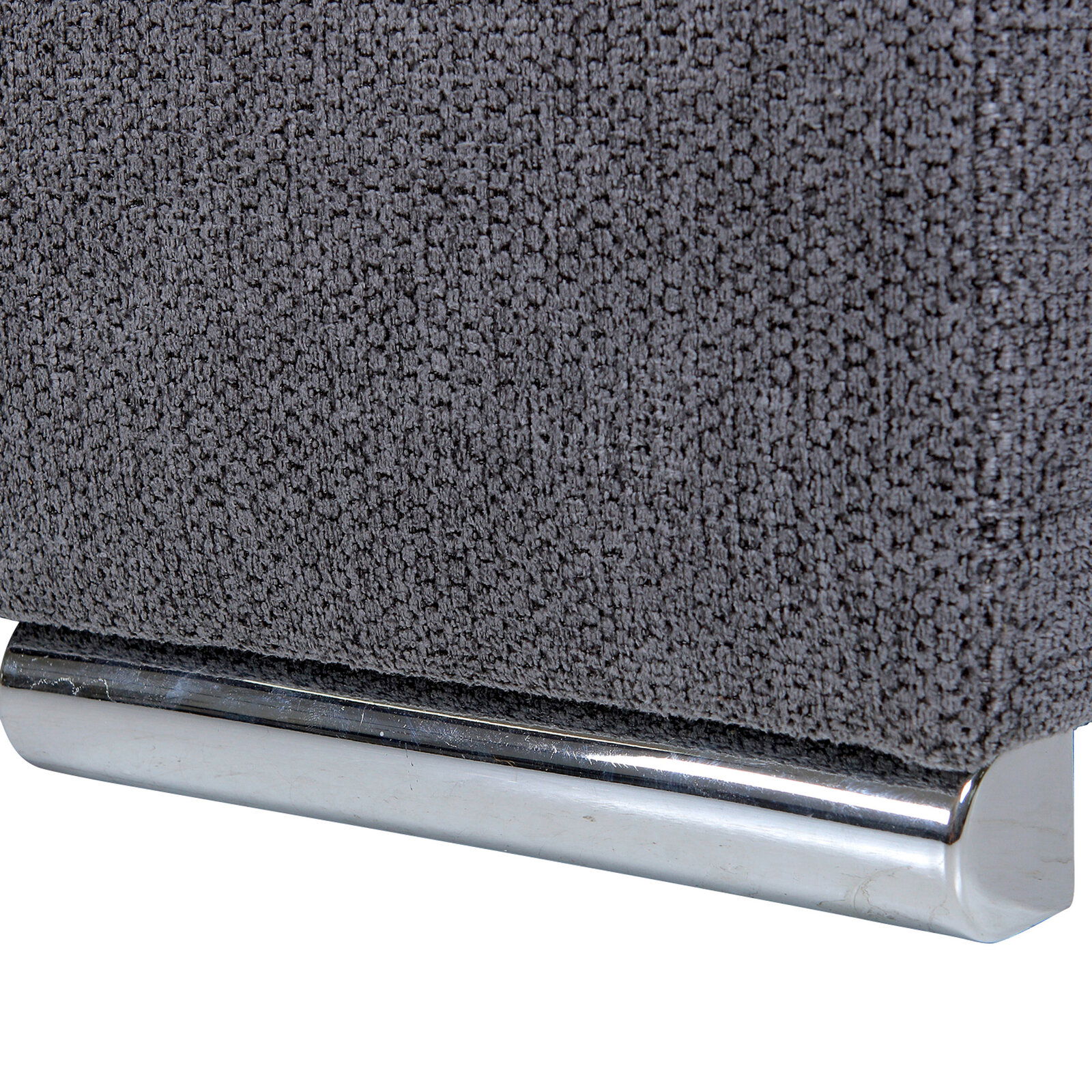 Nahaufnahme eines grauen Stoffsofas mit metallischem Fuß, seitliche Perspektive
