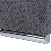 Nahaufnahme eines grauen Stoffsofas mit metallischem Fuß, seitliche Perspektive