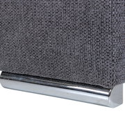 Nahaufnahme eines grauen Stoffsofas mit metallischem Fuß, seitliche Perspektive