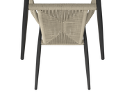Ansicht von oben auf einen Stapelsessel mit geflochtener Sitzfläche und schwarzen Beinen.