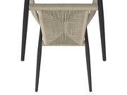 Ansicht von oben auf einen Stapelsessel mit geflochtener Sitzfläche und schwarzen Beinen.