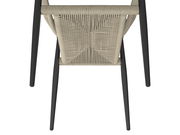 Ansicht von oben auf einen Stapelsessel mit geflochtener Sitzfläche und schwarzen Beinen.