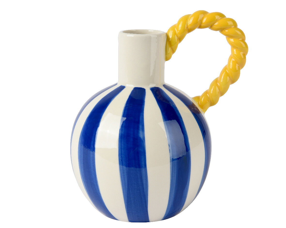 Keramikkrug mit blauen Streifen und gelbem, gedrehtem Henkel, seitliche Perspektive