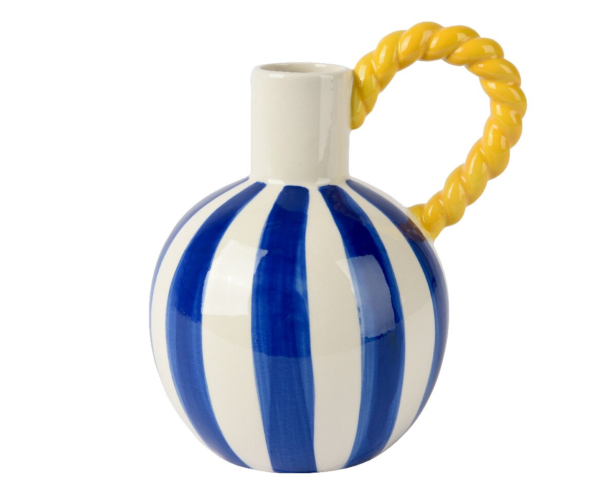 Keramikkrug mit blauen Streifen und gelbem, gedrehtem Henkel, seitliche Perspektive