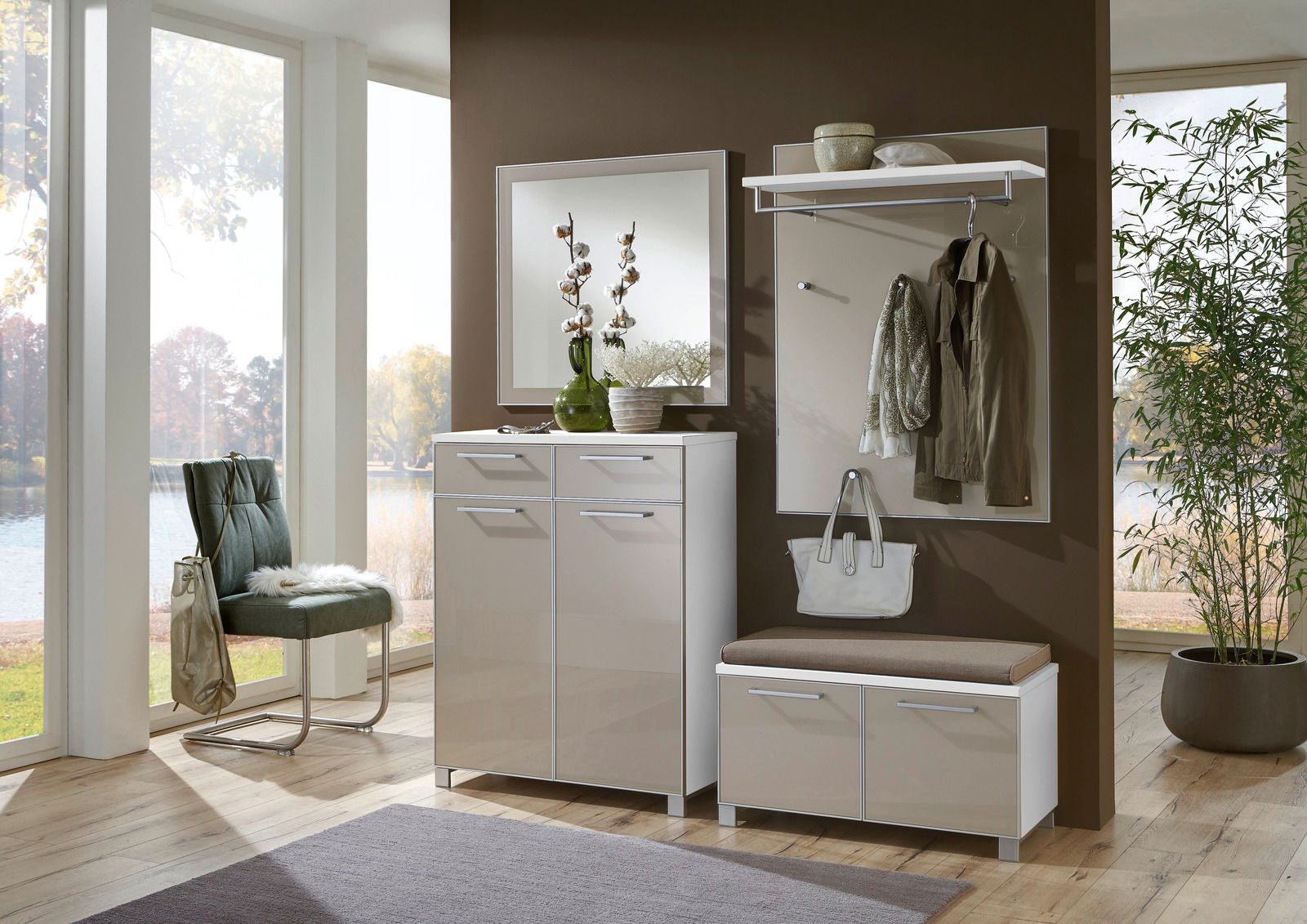 Garderoben-Set 5-tlg. in modernem Design, bestehend aus einem Spiegel, einer Kommode, einer Sitzbank mit Stauraum und einer Wandgarderobe mit Haken und Ablage. Perspektive: Frontalansicht in einem hellen Raum mit großen Fenstern.