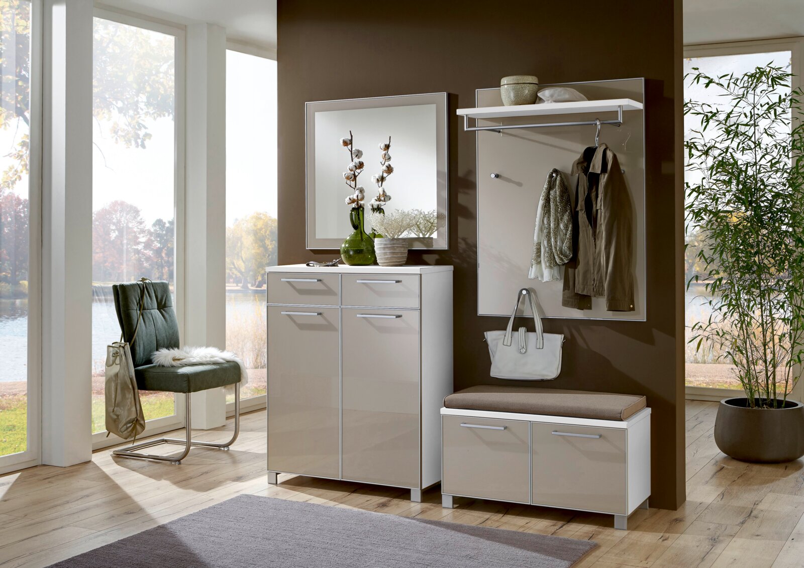 Garderoben-Set 5-tlg. in modernem Design, bestehend aus einem Spiegel, einer Kommode, einer Sitzbank mit Stauraum und einer Wandgarderobe mit Haken und Ablage. Perspektive: Frontalansicht in einem hellen Raum mit großen Fenstern.