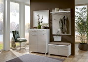 Garderoben-Set 5-tlg. in modernem Design, bestehend aus einem Spiegel, einer Kommode, einer Sitzbank mit Stauraum und einer Wandgarderobe mit Haken und Ablage. Perspektive: Frontalansicht in einem hellen Raum mit großen Fenstern.