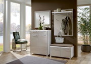 Garderoben-Set 5-tlg. in modernem Design, bestehend aus einem Spiegel, einer Kommode, einer Sitzbank mit Stauraum und einer Wandgarderobe mit Haken und Ablage. Perspektive: Frontalansicht in einem hellen Raum mit großen Fenstern.