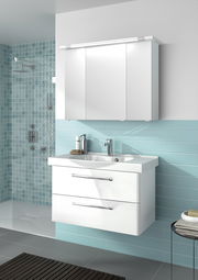 Moderner weißer Badblock mit Spiegelschrank und Waschbecken, seitliche Perspektive