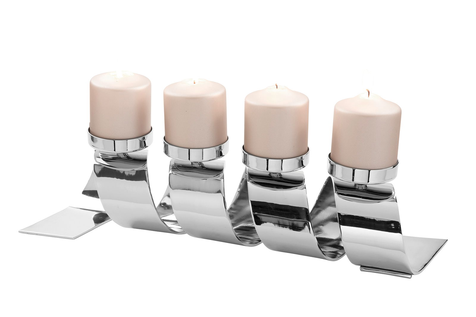 Moderner vierflammiger Kerzenhalter aus glänzendem Metall mit geschwungenem Design, seitliche Perspektive.