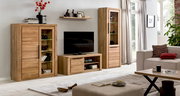 Wohnzimmer mit modernen Holzmöbeln, darunter ein TV-Lowboard, eine Vitrine und ein Highboard, aus der Perspektive von vorne betrachtet.