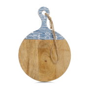 Rundes Schneide- und Servierbrett aus Mangoholz mit blau-weißem Muster am Griff, Vorderansicht.