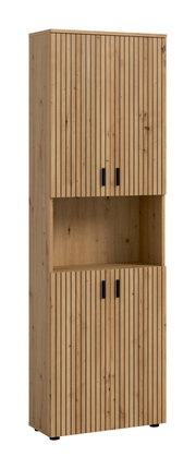 Hoher Holzschrank in Eiche-Optik mit vertikaler Lamellenfront, zwei Türen oben und unten, offenem Mittelregal und schwarzen Griffen, freigestellt vor weißem Hintergrund, Frontansicht mit leichter Perspektive von links