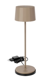 Moderne Akku-Tischleuchte in Beige mit geometrischem Lampenschirm, seitliche Perspektive, inklusive Ladekabel.