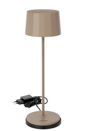 Moderne Akku-Tischleuchte in Beige mit geometrischem Lampenschirm, seitliche Perspektive, inklusive Ladekabel.