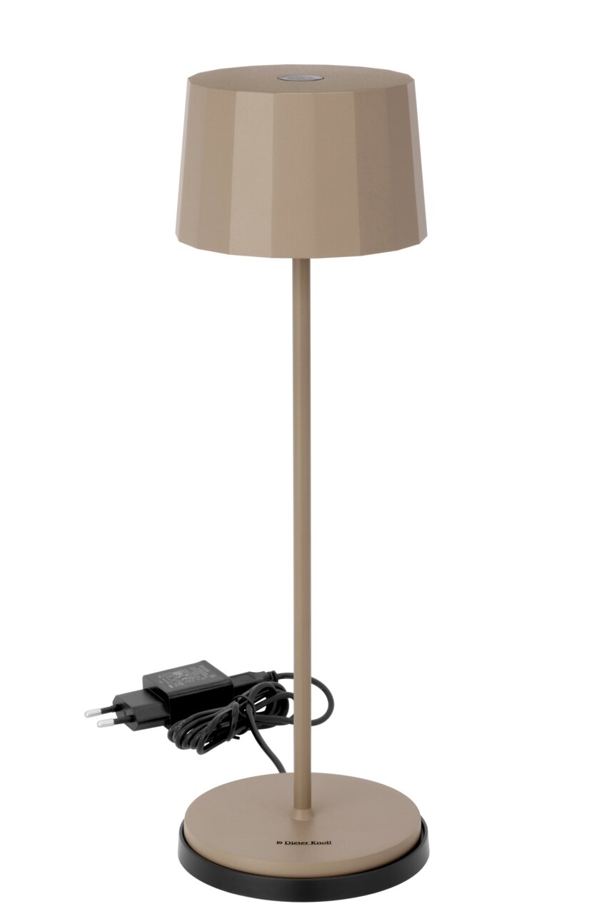 Moderne Akku-Tischleuchte in Beige mit geometrischem Lampenschirm, seitliche Perspektive, inklusive Ladekabel.