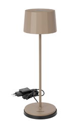 Moderne Akku-Tischleuchte in Beige mit geometrischem Lampenschirm, seitliche Perspektive, inklusive Ladekabel.