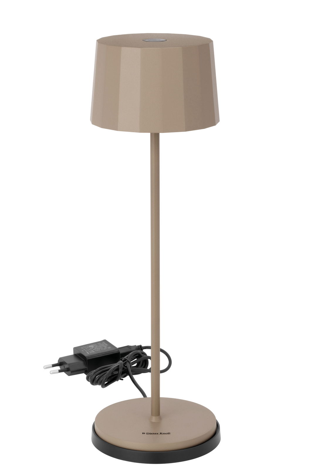 Moderne Akku-Tischleuchte in Beige mit geometrischem Lampenschirm, seitliche Perspektive, inklusive Ladekabel.