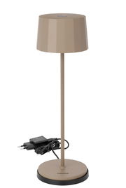 Moderne Akku-Tischleuchte in Beige mit geometrischem Lampenschirm, seitliche Perspektive, inklusive Ladekabel.