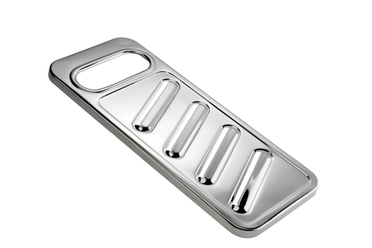 Silberner Gurken- und Kartoffelhobel Retaro aus Metall, schräg von oben fotografiert.