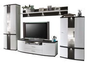 Moderne Wandkombination in Weiß und Schwarz mit TV-Schrank, zwei Vitrinen und einem Wandregal, frontal betrachtet.