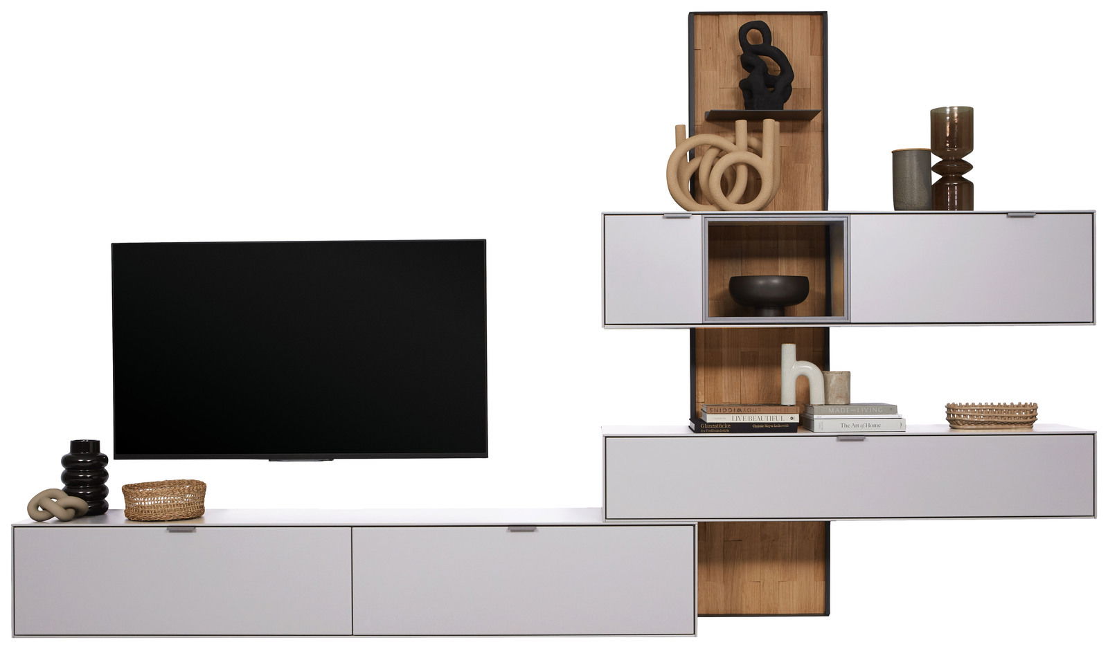 Moderne Wandkombination mit weißem Finish, bestehend aus mehreren Schränken und Regalen, dekoriert mit Vasen und Büchern, seitliche Perspektive.