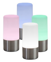 Vier Akku-Tischleuchten MAIA in verschiedenen Farben (blau, pink, grün, weiß) mit metallischem Sockel, aus der Vorderansicht fotografiert.