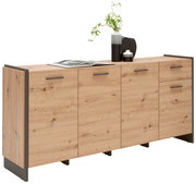 Kommode aus Holz mit vier Türen und einer Schublade, dekoriert mit Pflanzen und Vasen, seitliche Perspektive