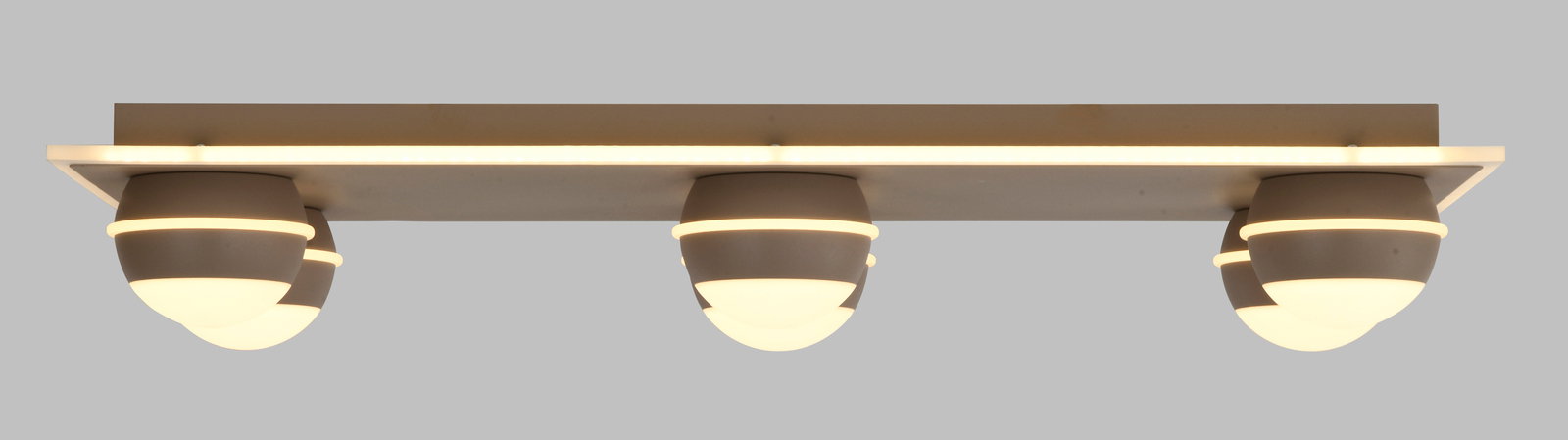 Moderne LED-Deckenleuchte mit drei kugelförmigen Leuchtkörpern, seitliche Perspektive