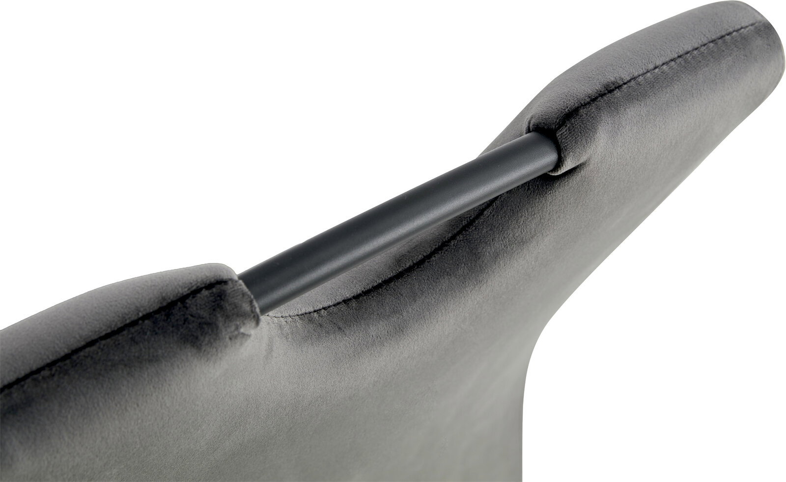 Nahaufnahme der Rückseite einer grauen, gepolsterten Stuhllehne mit schwarzer Metallstrebe, schräg von hinten oben fotografiert