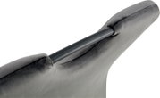 Nahaufnahme der Rückseite einer grauen, gepolsterten Stuhllehne mit schwarzer Metallstrebe, schräg von hinten oben fotografiert