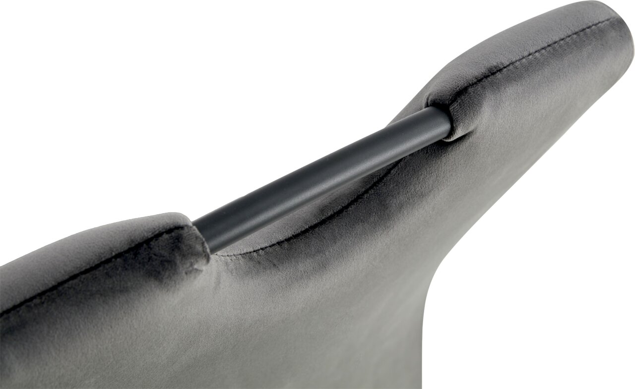 Nahaufnahme der Rückseite einer grauen, gepolsterten Stuhllehne mit schwarzer Metallstrebe, schräg von hinten oben fotografiert