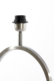 Nahaufnahme eines modernen Lampenfußes aus gebürstetem Metall mit schwarzer Fassung, seitliche Perspektive.