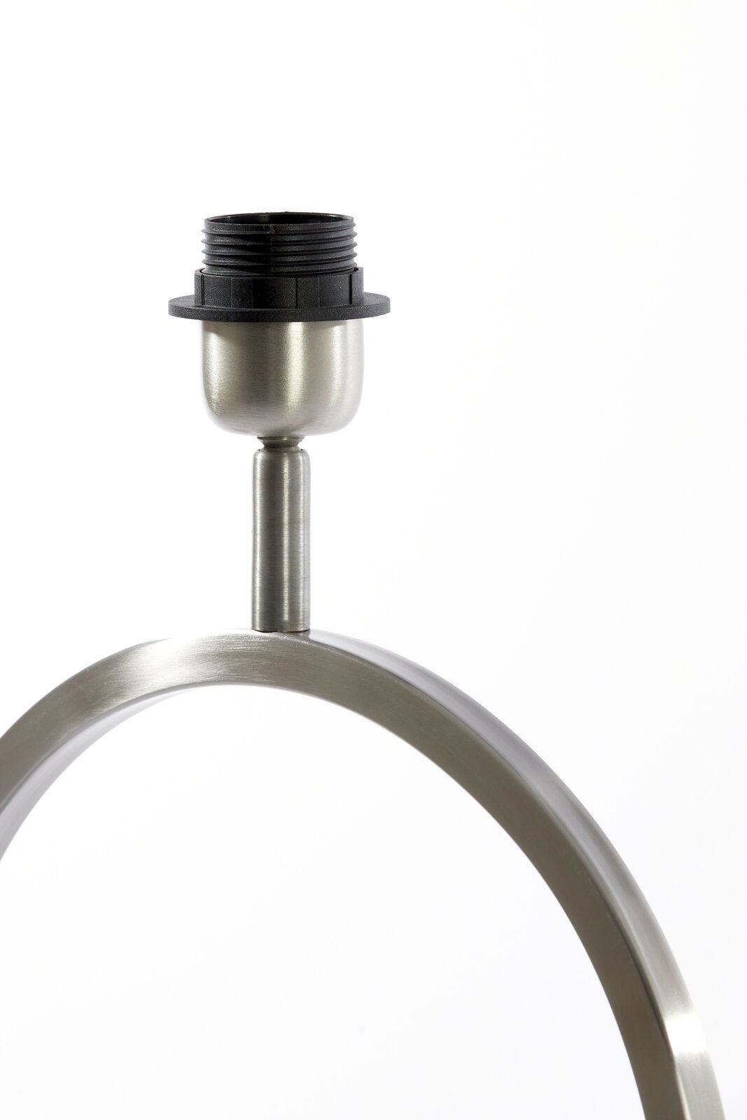 Nahaufnahme eines modernen Lampenfußes aus gebürstetem Metall mit schwarzer Fassung, seitliche Perspektive.