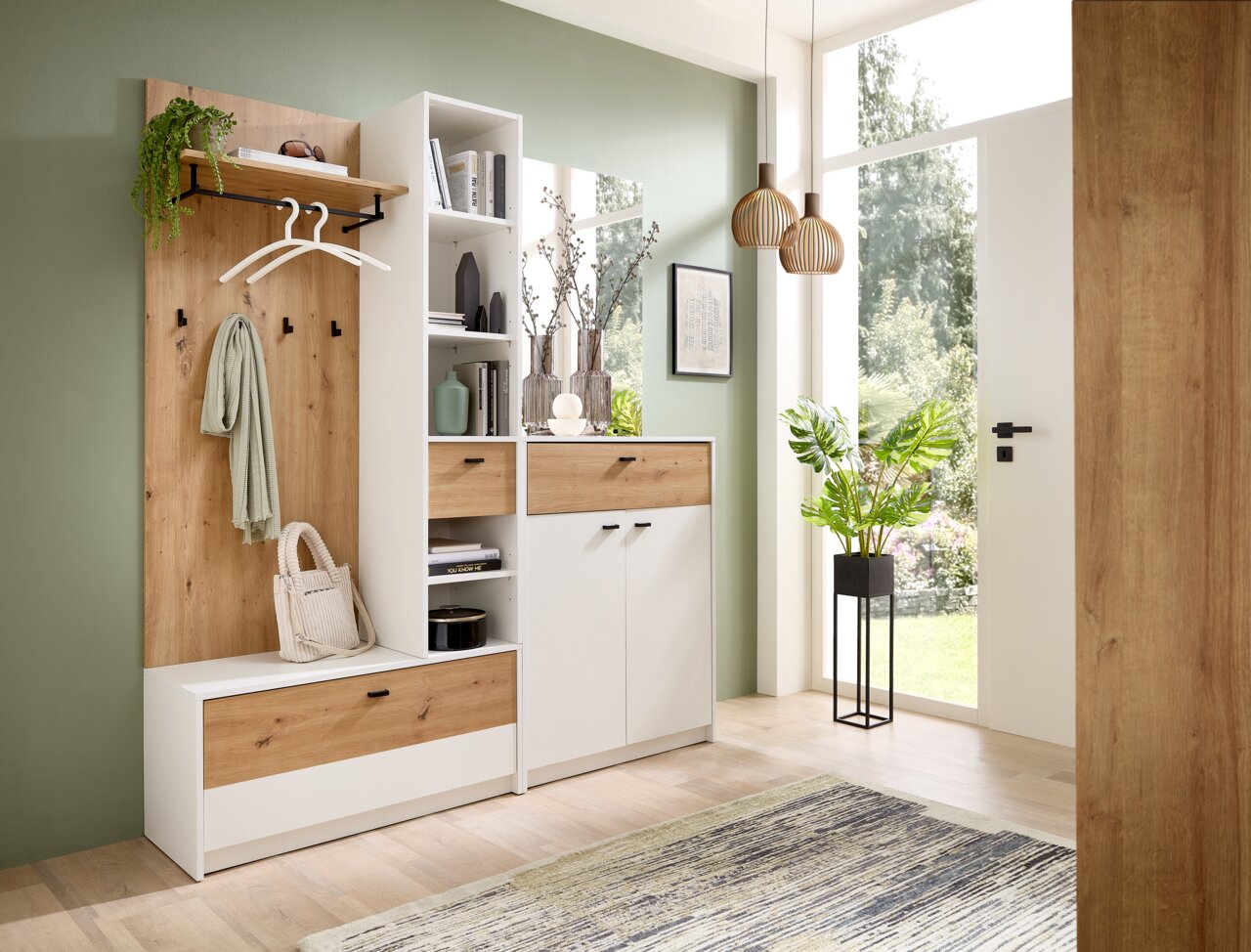 Moderne Kompaktgarderobe in Holzoptik mit weißem Korpus, bestehend aus einem Garderobenpaneel mit Haken und Ablage, einem Schuhschrank und einem Regal, seitliche Perspektive.