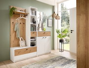 Moderne Kompaktgarderobe in Holzoptik mit weißem Korpus, bestehend aus einem Garderobenpaneel mit Haken und Ablage, einem Schuhschrank und einem Regal, seitliche Perspektive.