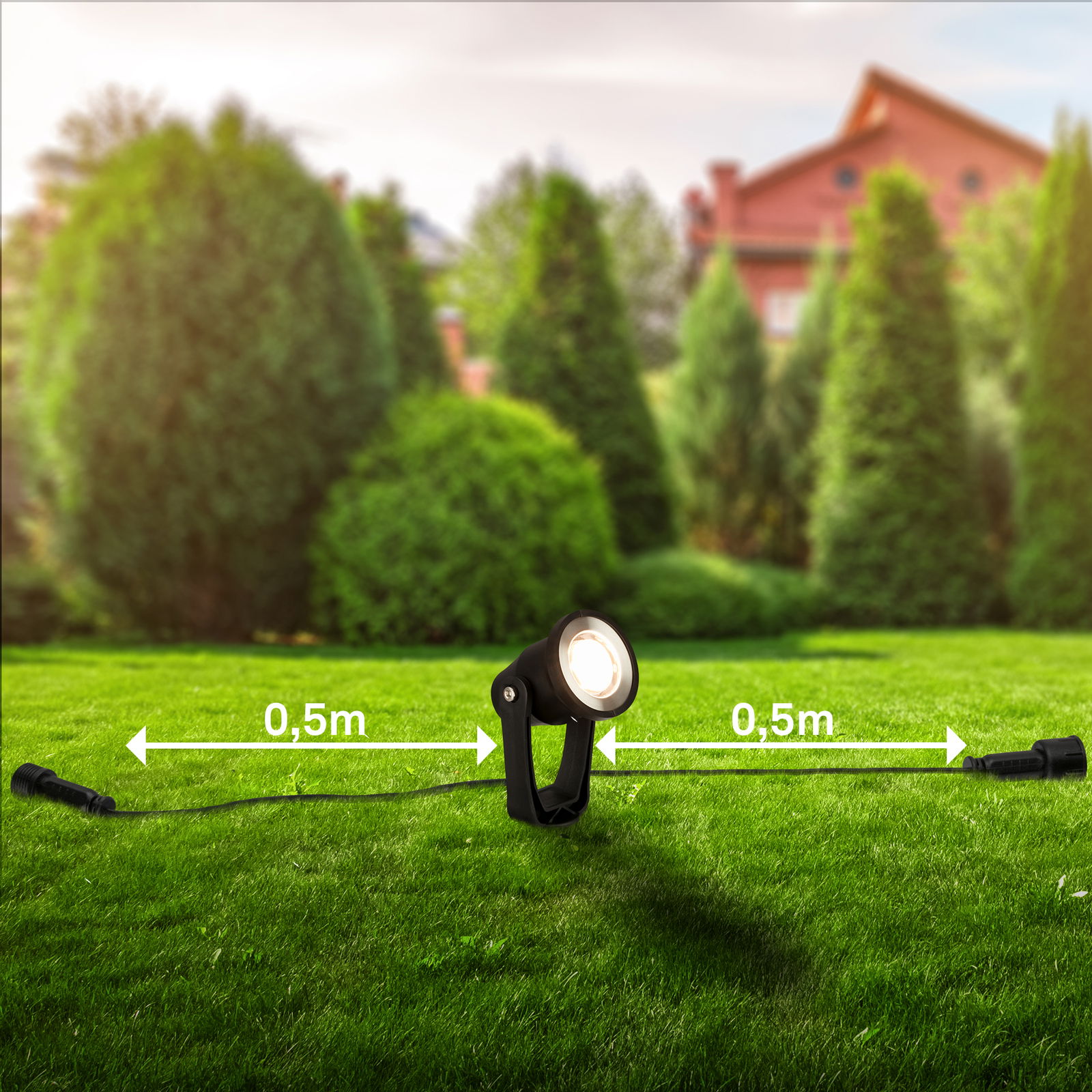 Erdspieß Spot-Starter-Set auf einer grünen Rasenfläche, seitliche Perspektive