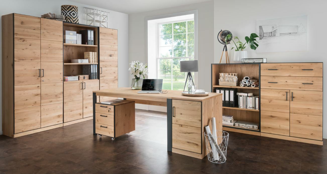 Moderner Aktenschrank aus Holz mit einer Tür auf der rechten Seite, Teil eines stilvollen Büros mit Schreibtisch und Regalen, seitliche Perspektive.