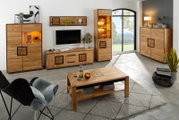 Modernes Wohnzimmer mit Wohnwand und Couchtisch aus hellem Massivholz, inklusive Highboard und Vitrine mit Beleuchtung; Frontansicht in leichter Schrägperspektive von links.