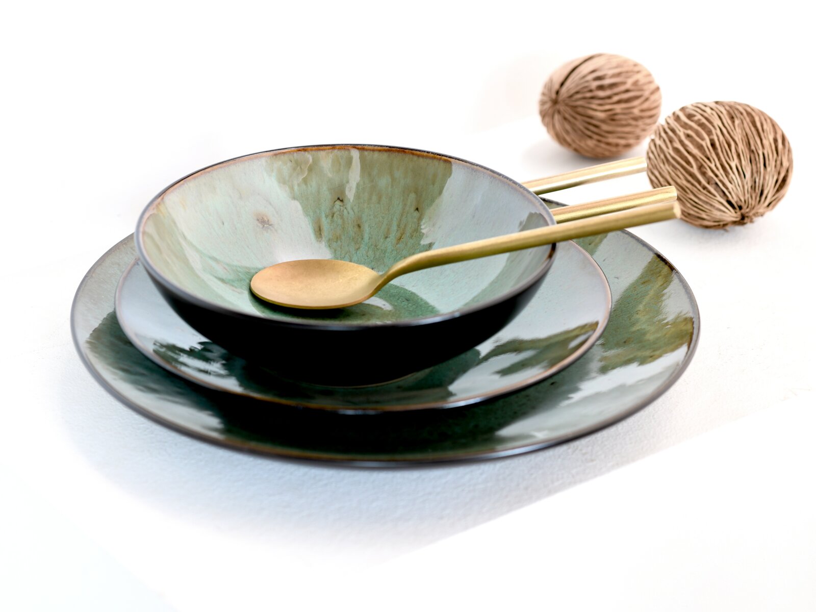 Elegantes Tellerset 18-tlg in Grün- und Brauntönen mit goldfarbenem Löffel, seitliche Perspektive