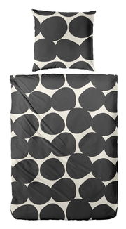 Bettwäsche-Set mit grafischem Muster in Schwarz und Weiß, bestehend aus einem Kissenbezug und einem Bettdeckenbezug, aus der Vogelperspektive fotografiert.